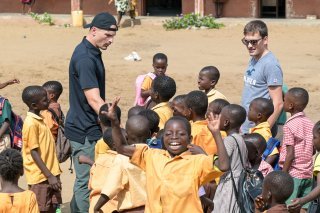 Lucas Malcotti et Théo Gmür au milieu des enfants ghanéens